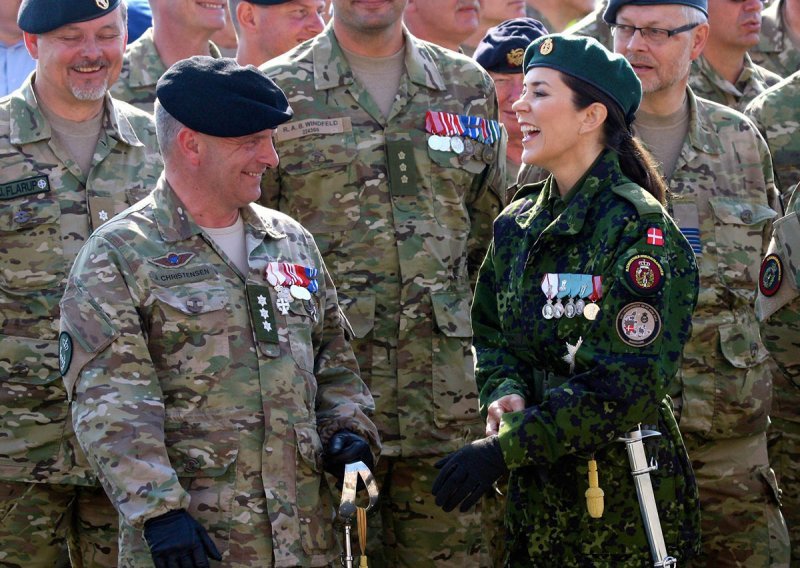 Iz dizajnerskih haljina uskočila je u vojnu uniformu