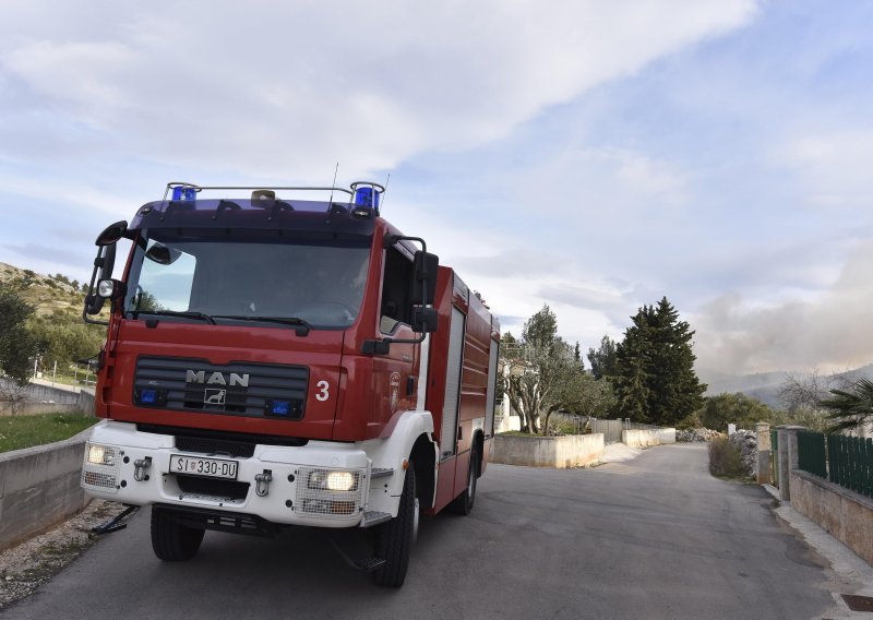 Požar buknuo nedaleko Šibenika; vatra progutala makiju, raslinje i borovu šumu