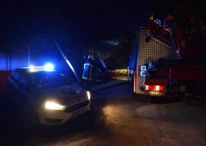 Kod Bribira bura srušila napuštenu kuću na cestu