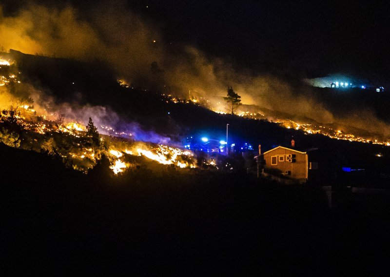 Ponovno se rasplamsava požar u Lokvi Rogoznici, na terenu oko 100 vatrogasca