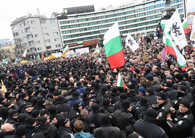 Bugari se zbog mjera na prosvjedu sukobili s policijom