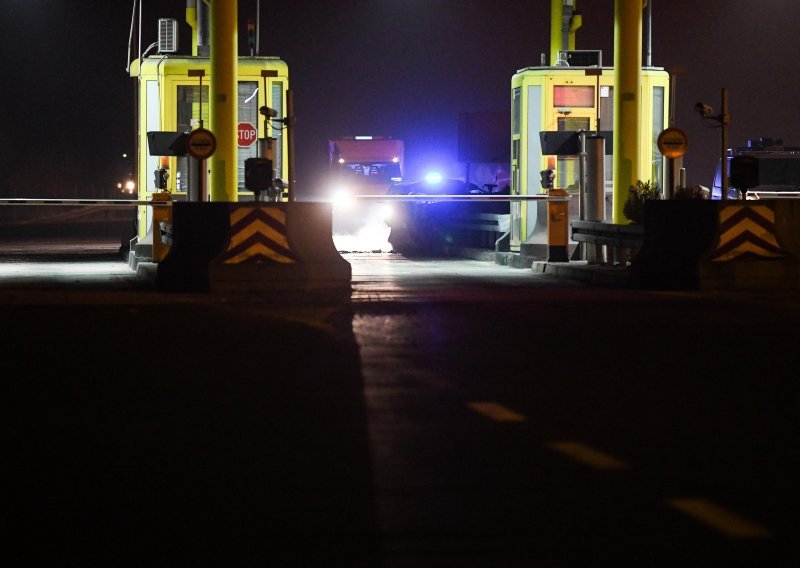 [FOTO/VIDEO] Na naplatnim kućicama kod Svete Helene automobil naletio na betonski razdjelnik; jedna osoba poginula