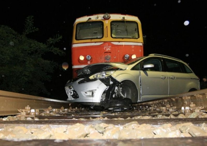 Auto stao na pruzi u trenutku kad je nailazio vlak