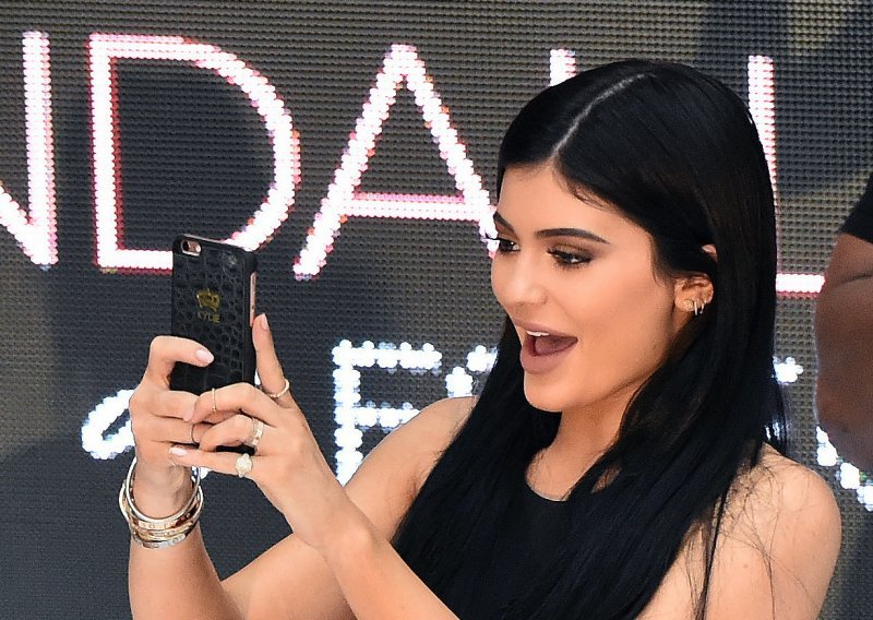 Uspjela je nadmašiti i Kim: Kylie Jenner postala prva žena na svijetu sa 300 milijuna pratitelja