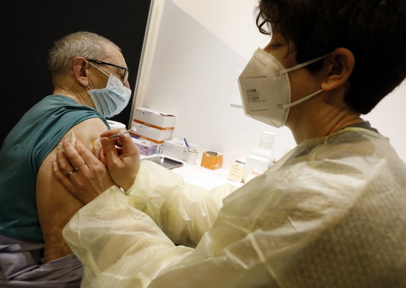 Kazna od 100 eura za neposlušne: U Grčkoj obavezno cijepljenje za starije od 60