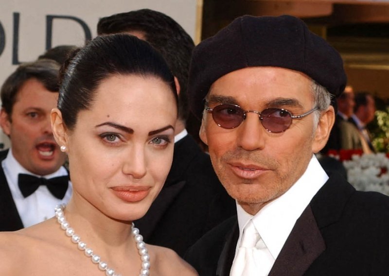 Maćeha za poželjeti: Angelina Jolie još uvijek kupuje božićne poklone sinu bivšeg supruga
