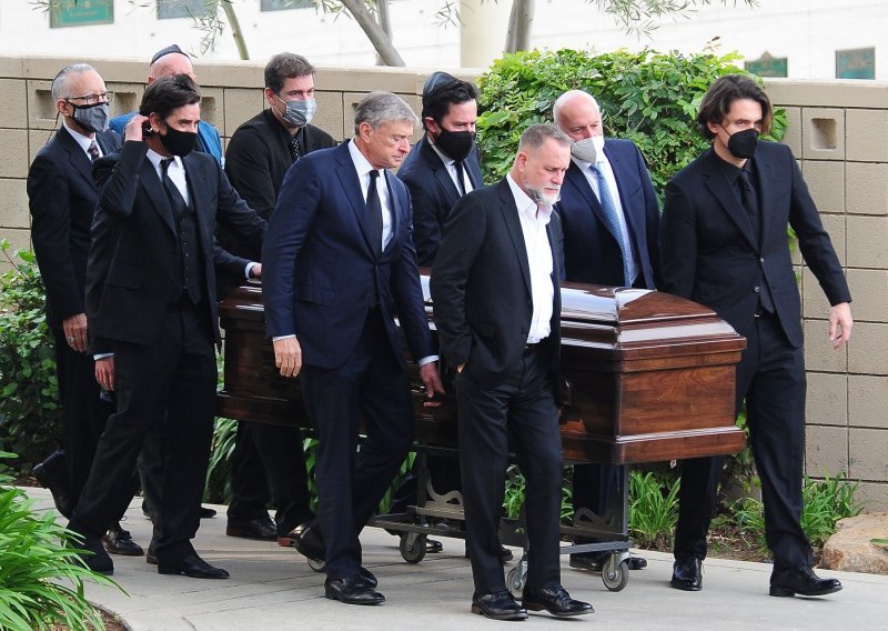 [FOTO] Dirljiv oproštaj od dobrog duha Hollywooda: Brojna poznata lica nisu mogla sakriti suze na pogrebu Boba Sageta