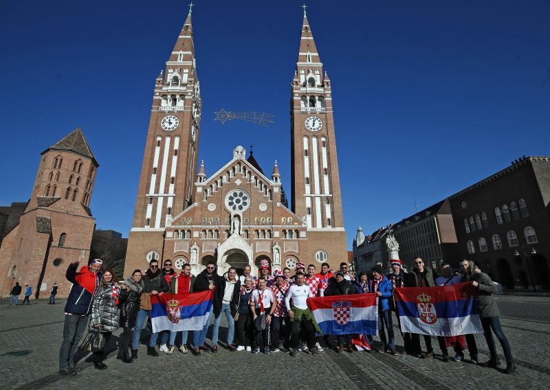 [VIDEO/FOTO] Neočekivani susret hrvatskih i srpskih navijača ispred katedrale u Szegedu; pogledajte kako je završilo...
