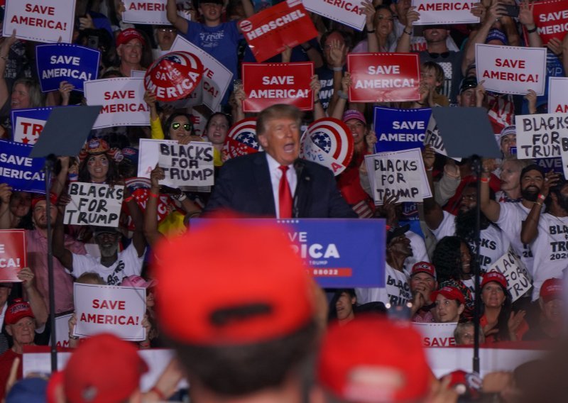 Donalda Trumpa očekuju pristaše na skupu u Arizoni