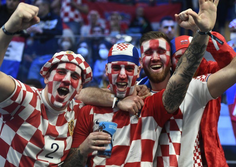 [FOTO] Luda atmosfera kakvu mogu napraviti samo hrvatski navijači; pogledajte najbolje fotke iz dvorane u Szegedu