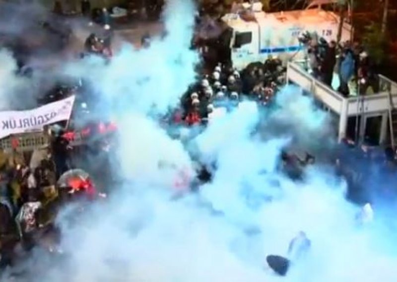 Policija suzavcem i vodenim topovima na dnevni list nesklon Erdoganu