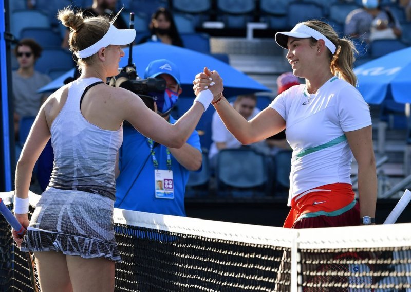 Donna Vekić kratko je trajala na Australian Openu, uzela je tek četiri gema; nakon nje oprostila se i Petra Martić