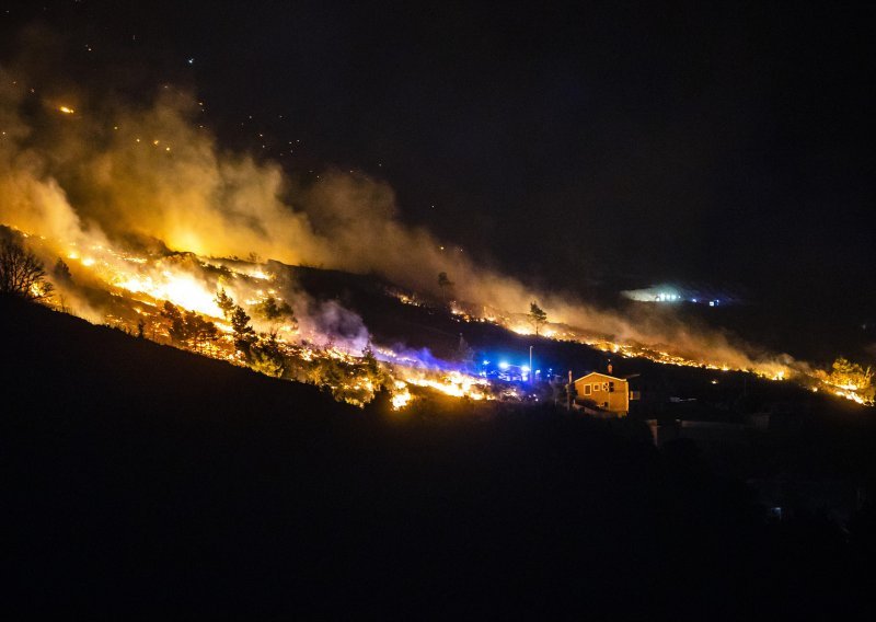 Spaljivao korov u bačvi, zapuhao vjetar i žar razbuktala požar u Lokvi Rogoznici; prijavljen 63-godišnjak