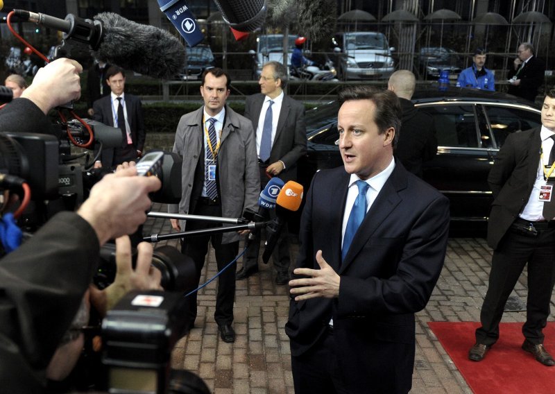 Cameron niječe dogovor s Murdochom