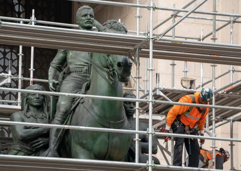 Uklonjen kip Teddyja Roosevelta pred muzejom u New Yorku, smatran je simbolom rasizma