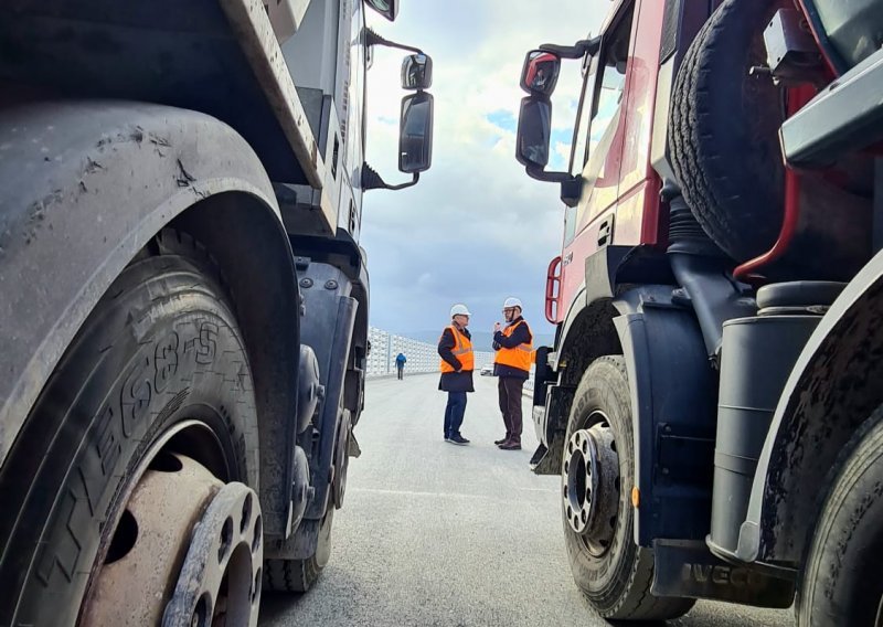 [FOTO/VIDEO] Pogledajte grdosije koje testiraju izdržljivost Pelješkog mosta i po njemu jure i do 60 km/h