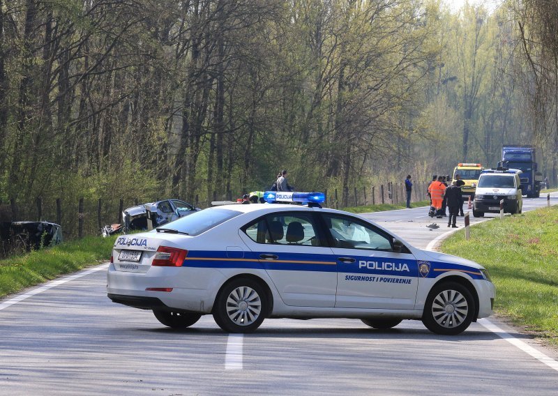 Pokušao pobjeći policiji drogiran i u vozilu s krivotvorenim pločicama; uhićen je nakon što je sletio s ceste