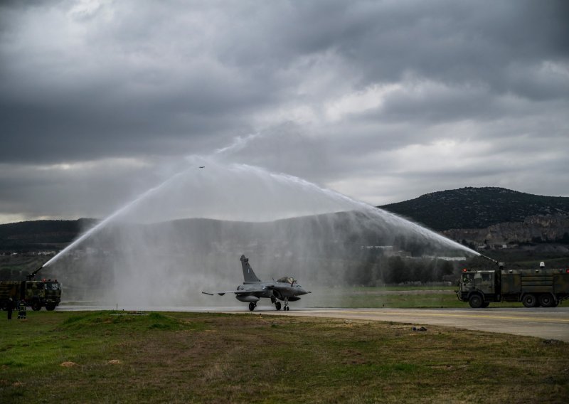 FOTO/VIDEO Grčkoj isporučeni prvi borbeni zrakoplovi Rafale, uskoro stižu i nove francuske fregate, a sve se više govori i o nabavi američkog bestselera