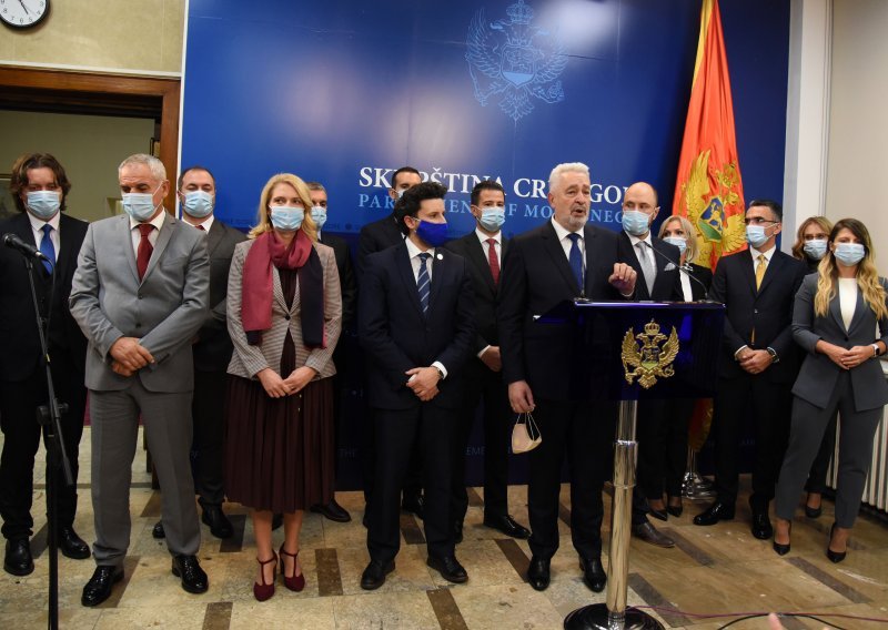 Kaos u Crnoj Gori: Vlada pred padom, premijer Krivokapić povukao očajnički potez - zakazane čak tri izvanredne sjednice Skupštine