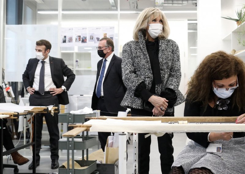 Minimalizam, ali sa stilom: Brigitte Macron ne odustaje od svoje omiljene modne formule