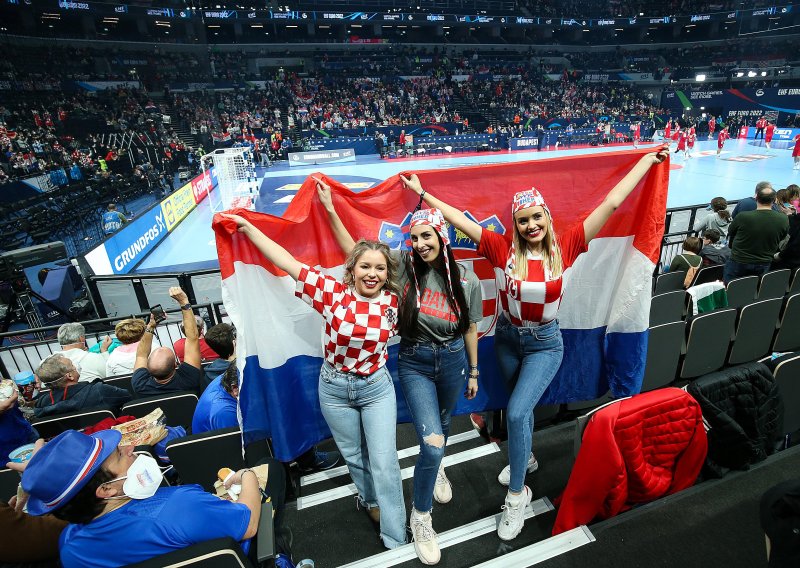 [FOTO] Znali su hrvatski navijači da rukometaše čeka 'nemoguća misija', ali kakvu su samo energiju slali igračima...