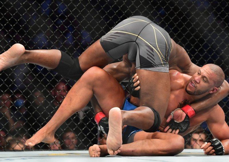 [FOTO] Israel Adesanya ostao kralj UFC-a srednje kategorije; u okršaju teškaša 'Bam Bam' nokautirao 'Crnu zvijer'