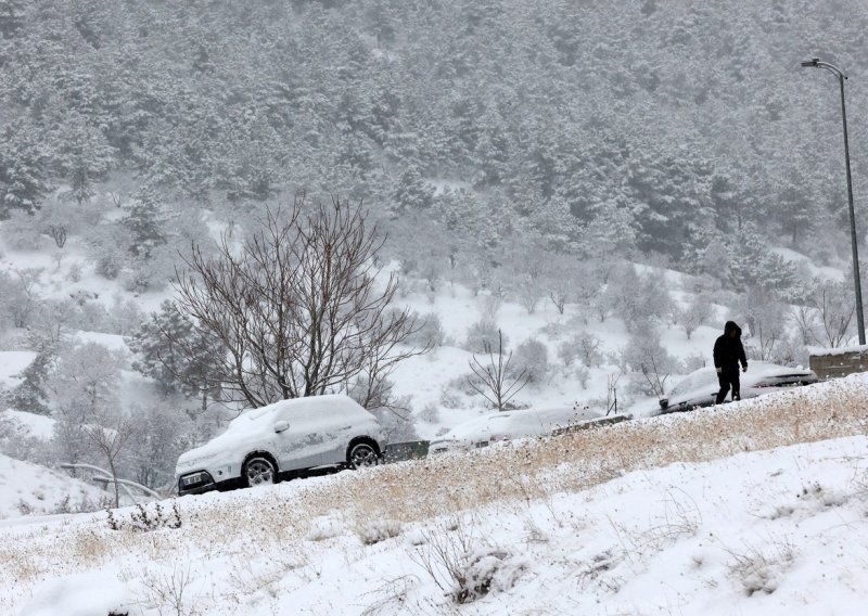 Snijeg zameo Tursku: Nekoliko osoba poginulo u prometnom kaosu