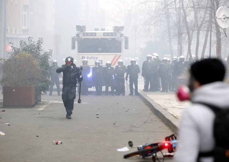 [FOTO/VIDEO] Tisuće na ulicama Bruxellesa protiv covid mjera, došlo i do žestokog sukoba s policijom