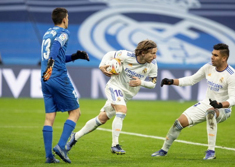 Real se spasio velike sramote na Santiago Bernabeuu; Elche je vodio 2:0 do 82. minute, a onda je zabio Luka Modrić