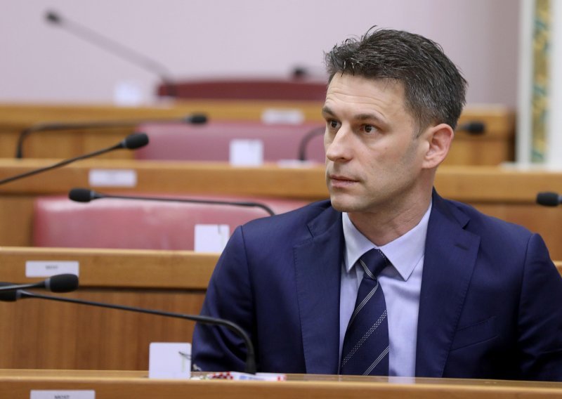 Petrov: 'Imamo 400 tisuća valjanih potpisa. Ako Vlada ukine covid potvrde i ne bude referenduma, to će im se obiti o glavu'