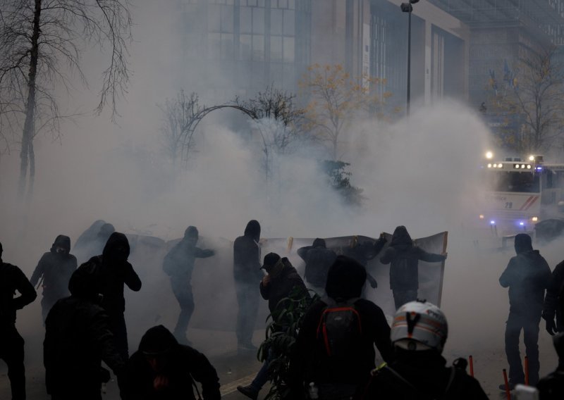 [FOTO/VIDEO] Epilog prosvjeda protiv covid mjera u Bruxellesu; 60 uhićenih i 15 ozlijeđenih