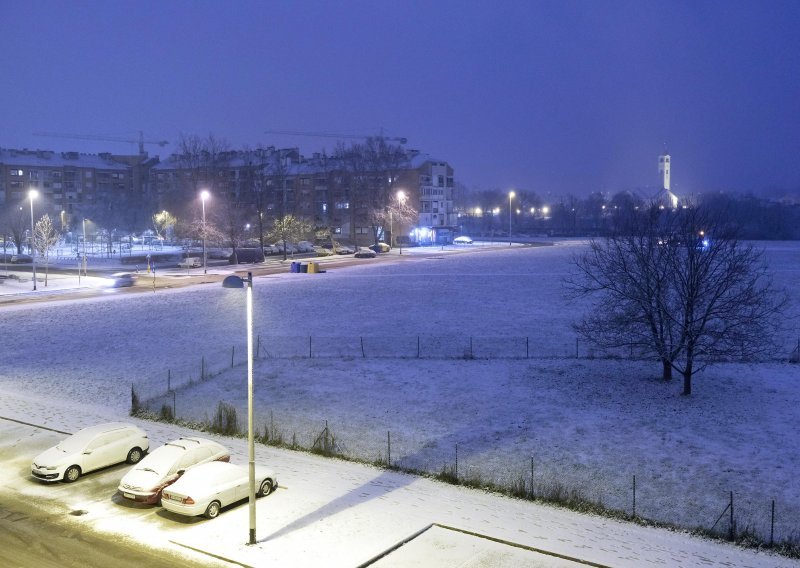 [FOTO] Zagreb se probudio pod snijegom. Pogledajte jutrošnje prizore