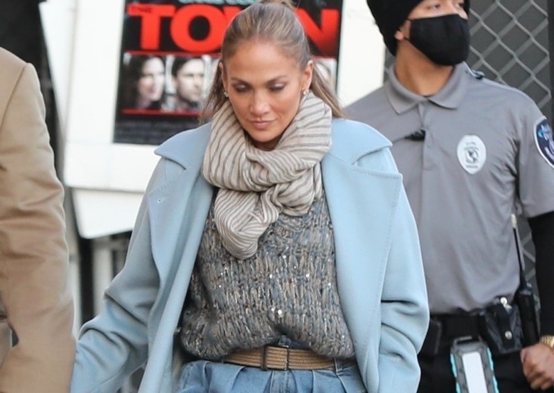 Ovako dobar stajling dugo nije imala: Čizme ili kaput – teško je odlučiti koji je modni komad na J.Lo bolji