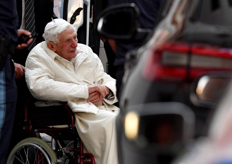 Feministice pozvale Ratzingera da prestane koristiti papinsko ime