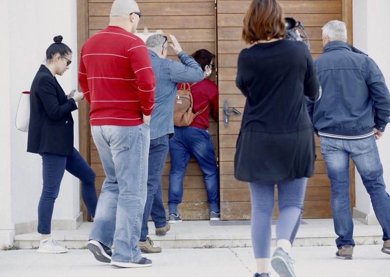 Počelo suđenje napadačima na novinarku u Splitu; jedan se nije pojavio uz opravdanje