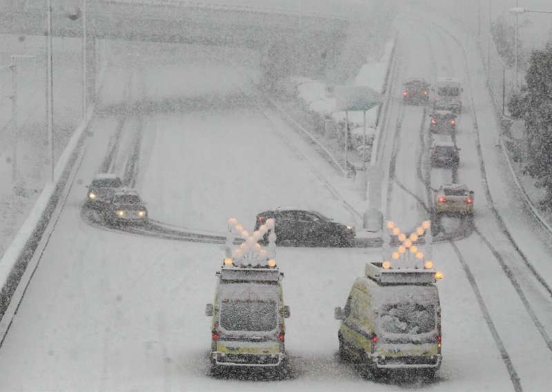 [FOTO] Kaos zbog snijega: Tisuće Grka zametene na autocesti kod Atene; u Istanbulu zatvorena zračna luka