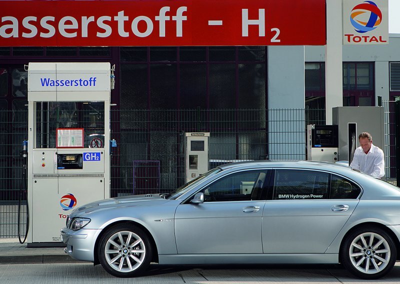 BMW, Mercedes i Toyota ulažu 10 milijardi dolara u aute na vodik