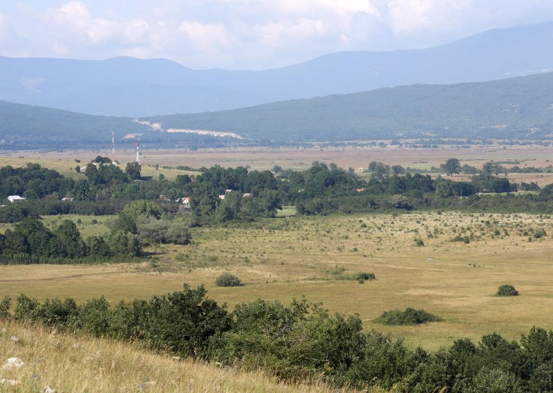 Obitelj Amić, lički milijunaši koji ogroman novac zarađuju na poljoprivredi i poticajima, zaprijetila načelniku Udbine: 'Ovo ti je zadnje, nećeš još dugo!'