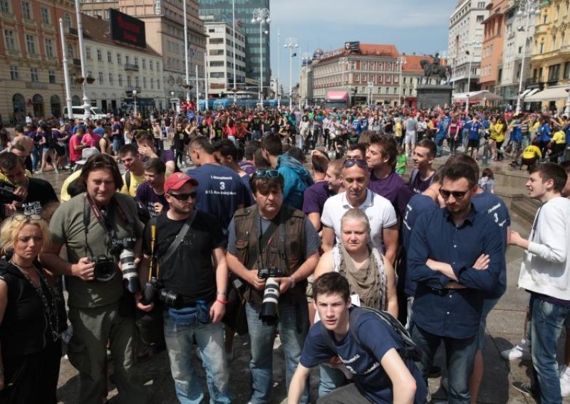 Fotoreporteri prosvjedovali zbog huliganskog ponašanja maturanata