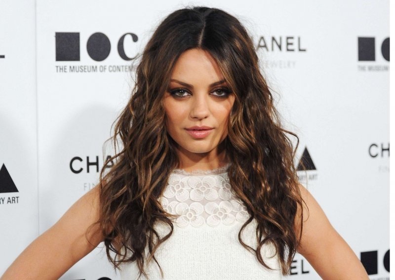 Mila Kunis se prvi put poljubila s Ashtonom Kutcherom