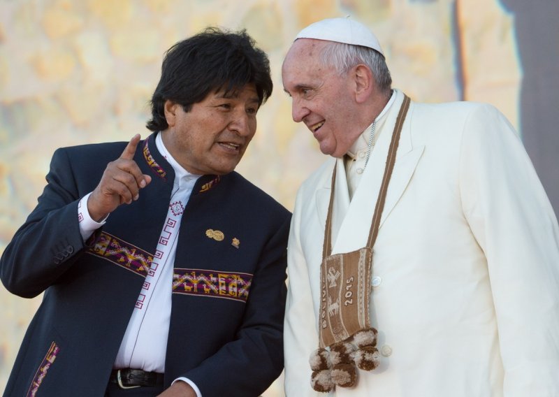 Morales objasnio Papi zašto mu je dao Isusa razapetog na srp i čekić