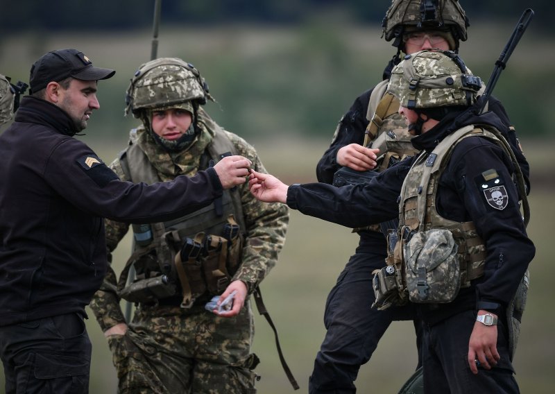 [VIDEO/FOTO] Uče koristiti oružje, organizirati otpor i izvoditi sabotaže: Evo kako izgleda život u Harkivu, 40-ak km od ruskih tenkova