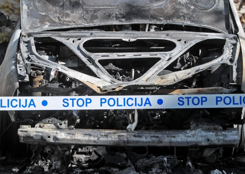 U Splitu usred noći zapaljen automobil splitskog ugostitelja, požar je podmetnut