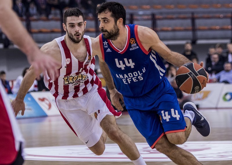 Krunoslav Simon zabio 17 koševa, ali to nije bilo dovoljno za pobjedu njegovog Efesa; Crvena zvezda u gostima šokirala Olympiacos