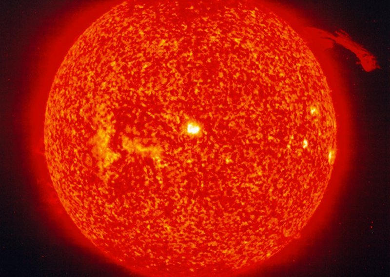 Neobični 'prsti': Znanstvenici otkrili što bi mogao biti uzrok tajanstvenih praznina na Suncu