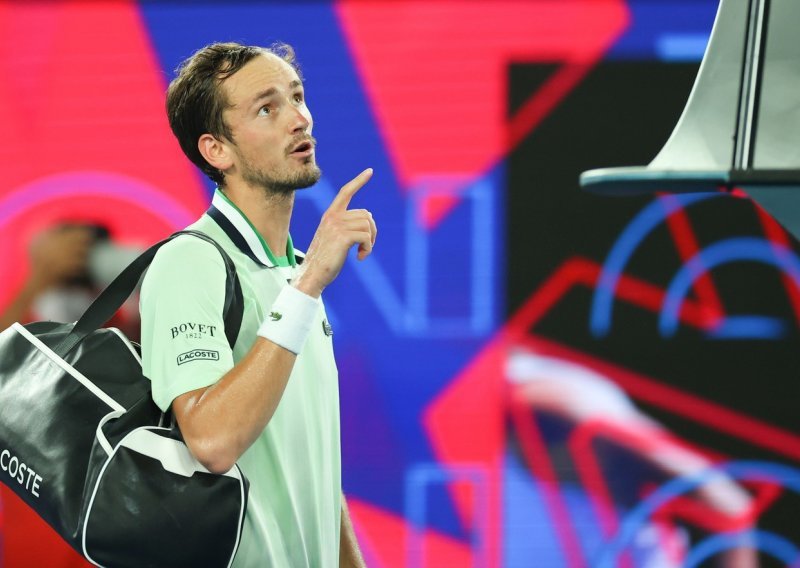 Skandal u borbi za finale Australian Opena; evo zašto je Rus Medvjedev izgubio živce i zbog jednog čovjeka urlao na suca: Jesi li glup?
