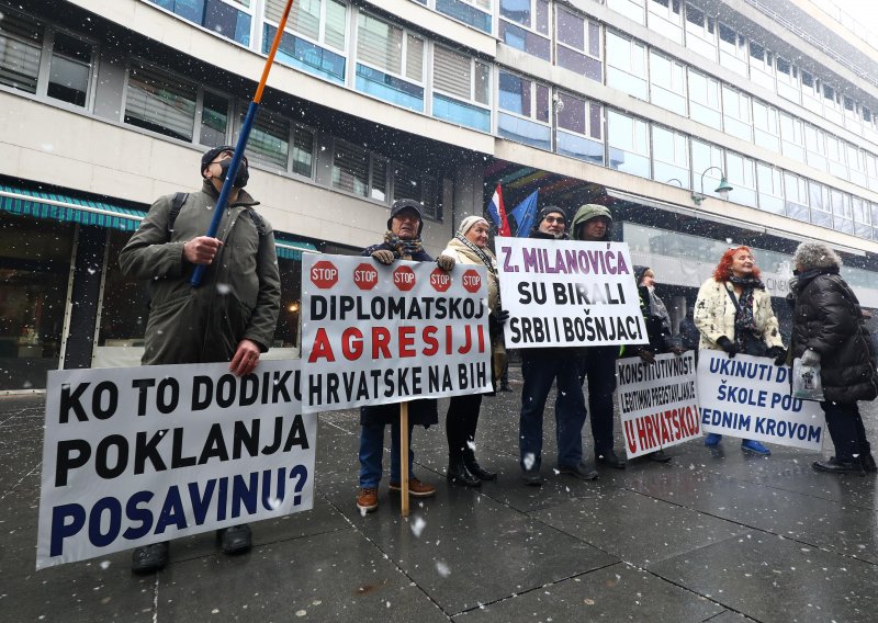 [VIDEO/FOTO] U Sarajevu prosvjed ispred hrvatskog veleposlanstva, prosvjednici donijeli i poklone za Zorana Milanovića