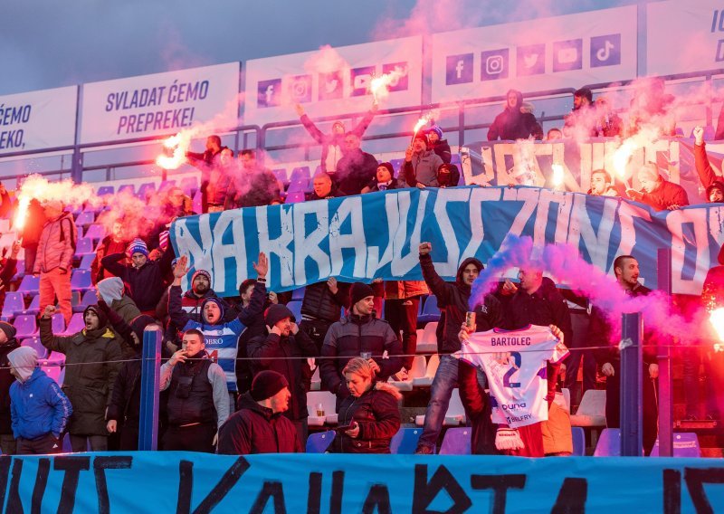 [VIDEO/FOTO] Kohorta na treningu Osijeka; evo što su u Gradskom vrtu skandirali najvatreniji navijači