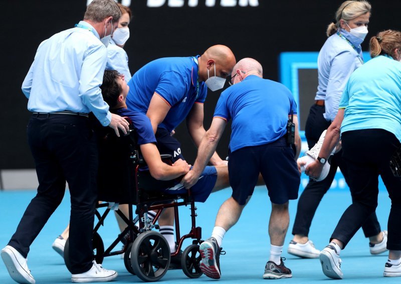 [FOTO] Šokantne scene na Australian Openu; mladi se tenisač srušio u finalu, liječnici su ga s terena iznijeli u kolicima