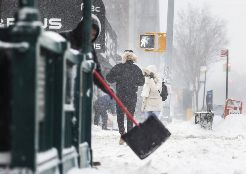 [VIDEO/FOTO] Majka svih mećava paralizirala sjeveroistok SAD-a, poginula vozačica na sjeveru New Yorka